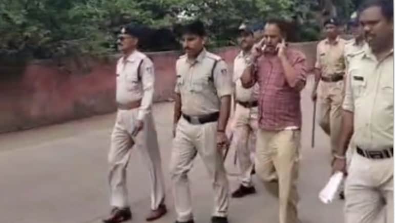 कांग्रेस नेता असद को पुलिस ने कान पकड़वाकर शहर में घुमाया, भारत माता पर की थी घटिया टिपप्‍णी, अब जेल में बंद