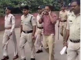 कांग्रेस नेता असद को पुलिस ने कान पकड़वाकर शहर में घुमाया, भारत माता पर की थी घटिया टिपप्णी, अब जेल में बंद कांग्रेस नेता असद को पुलिस ने कान पकड़वाकर शहर में घुमाया, भारत माता पर की थी घटिया टिपप्णी, अब जेल में बंद