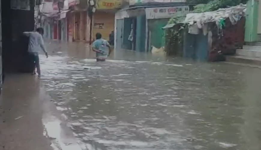 सारण की सड़कों पर कमर तक बारिश का पानी. सारण की सड़कों पर कमर तक बारिश का पानी.