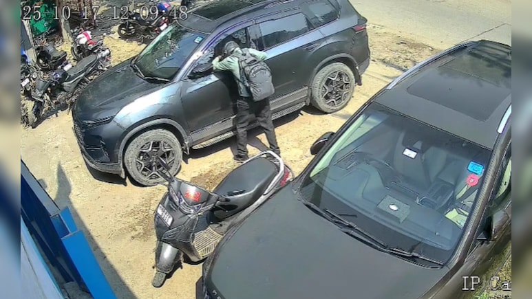 फरीदाबाद में गजब की लूट! 19 सेकेंड में कार का शीशा तोड़ 12 लाख लेकर फुर्र हुआ चोर... देखिए वीडियो फरीदाबाद में गजब की लूट! 19 सेकेंड में कार का शीशा तोड़ 12 लाख लेकर फुर्र हुआ चोर... देखिए वीडियो