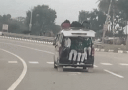 Rajasthan Viral Video: 3 दिन पहले हादसा, आज फिर खुली लापरवाही! हाईवे पर स्कूली वैन ने बच्चों की जान को खतरे में डाला