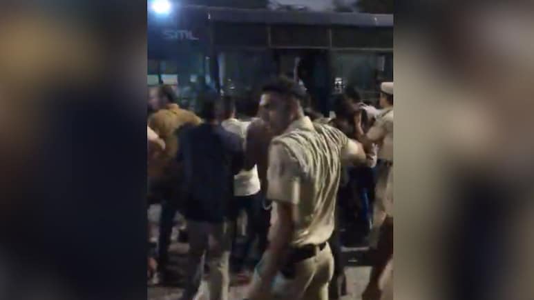 JNU Students Clash With Cops During Protest March, 28 Detained JNU Students Clash With Cops During Protest March, 28 Detained