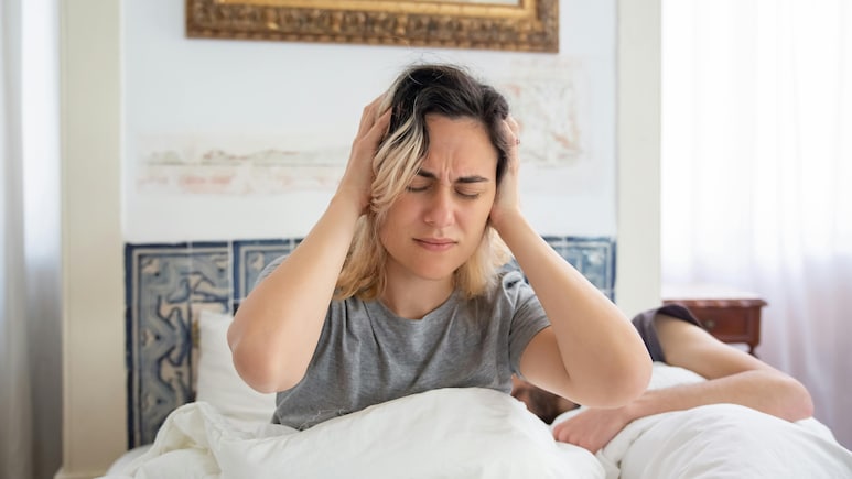 दूध में मिलाकर पी लें ये एक चीज, मिनटों में आएगी नींद