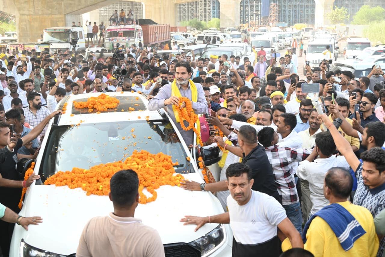 राघोपुर में पीके के पहुंचने पर लगी लोगों की भारी भीड़. राघोपुर में पीके के पहुंचने पर लगी लोगों की भारी भीड़.