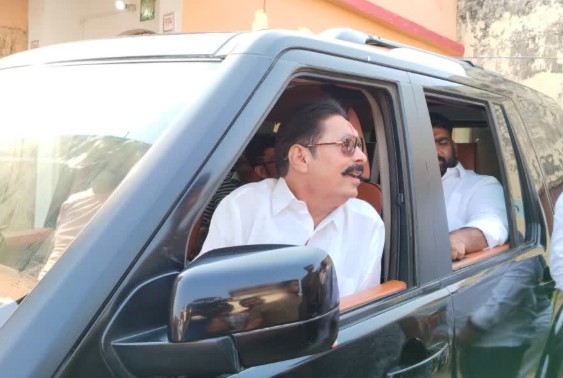 बिहार चुनाव: लग्जरी कारों और साधारण जीवन-शैली के बीच लोकतंत्र का दिखता है असली चेहरा
