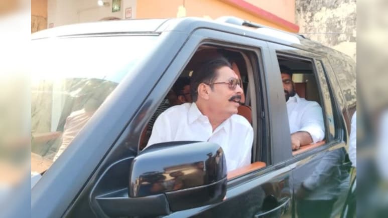 बिहार चुनाव: लग्जरी कारों और साधारण जीवन-शैली के बीच लोकतंत्र का दिखता है असली चेहरा