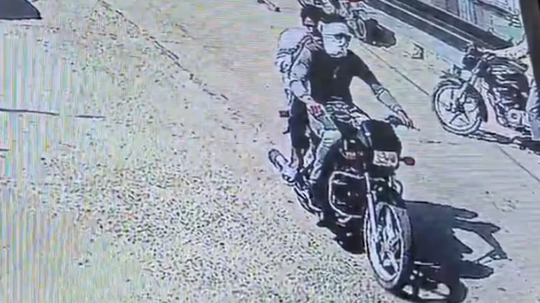 Rajasthan: पोस्ट ऑफिस से रुपए लेकर घर जा रहा था शख्स, कैश से भरा बैग लूट ले गए बाइक सवार बदमाश Rajasthan: पोस्ट ऑफिस से रुपए लेकर घर जा रहा था शख्स, कैश से भरा बैग लूट ले गए बाइक सवार बदमाश