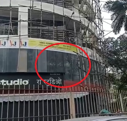 बचा लो.. शीशे के अंदर से हाथ हिलाते बच्चे, मुंबई के पवई में आज इस तस्वीर ने तो डरा दिया!