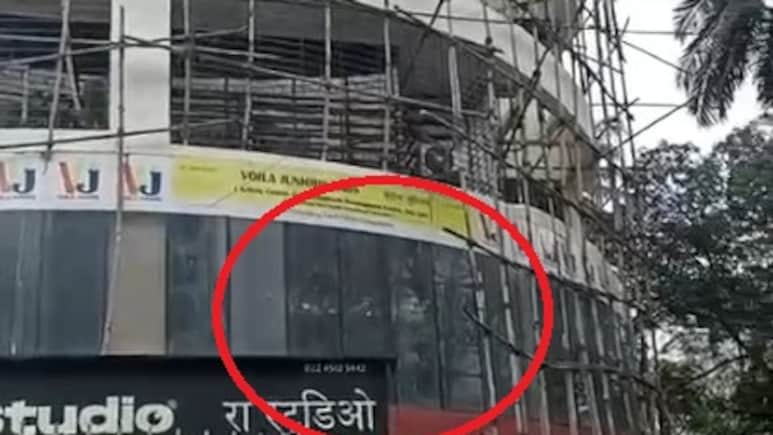 बचा लो.. शीशे के अंदर से हाथ हिलाते बच्चे, मुंबई के पवई में आज इस तस्वीर ने तो डरा दिया! बचा लो.. शीशे के अंदर से हाथ हिलाते बच्चे, मुंबई के पवई में आज इस तस्वीर ने तो डरा दिया!