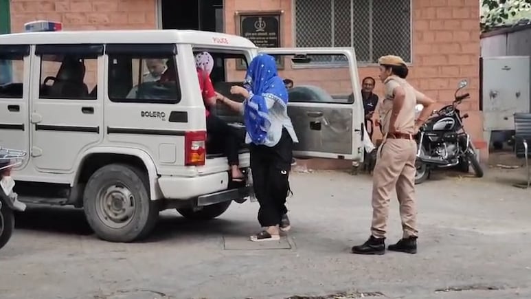 महाराष्ट्र-उत्तर प्रदेश से राजस्थान के स्पा सेंटरों में आती है लड़कियां, पुलिस ने मारा छापा; हिरासत में 4 युवतियां महाराष्ट्र-उत्तर प्रदेश से राजस्थान के स्पा सेंटरों में आती है लड़कियां, पुलिस ने मारा छापा; हिरासत में 4 युवतियां