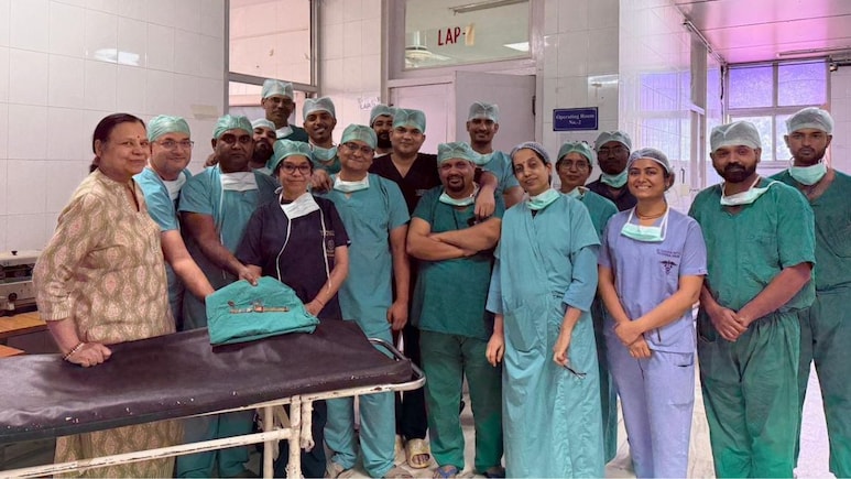 SMS अस्पताल में डॉक्टरों ने युवक के पेट से निकाला लोहे का बोल्ट, कील और घड़ी, 3 घंटे तक चला ऑपरेशन