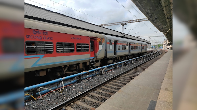 रेलवे ने लिया कड़ा एक्शन, वेंडर को हटाया, लाइसेंस भी होगा रद्द, जूठे डिस्पोजल्स धोकर फिर से इस्तेमाल करने का है मामला रेलवे ने लिया कड़ा एक्शन, वेंडर को हटाया, लाइसेंस भी होगा रद्द, जूठे डिस्पोजल्स धोकर फिर से इस्तेमाल करने का है मामला