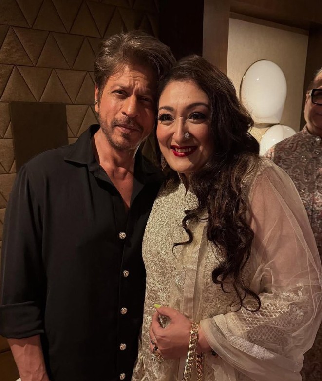Viral: Shah Rukh Khan And Sunita Ahuja Posing At Ramesh Taurani's Diwali Bash Has The Internet's Attention