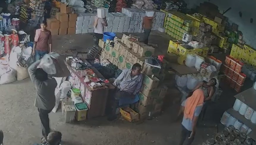 कुर्सी पर बैठकर तड़पते स्टाफ को मालिक ने पलट कर देखा, लेकिन उठ कर उसके पास तक नहीं गए. कुर्सी पर बैठकर तड़पते स्टाफ को मालिक ने पलट कर देखा, लेकिन उठ कर उसके पास तक नहीं गए.