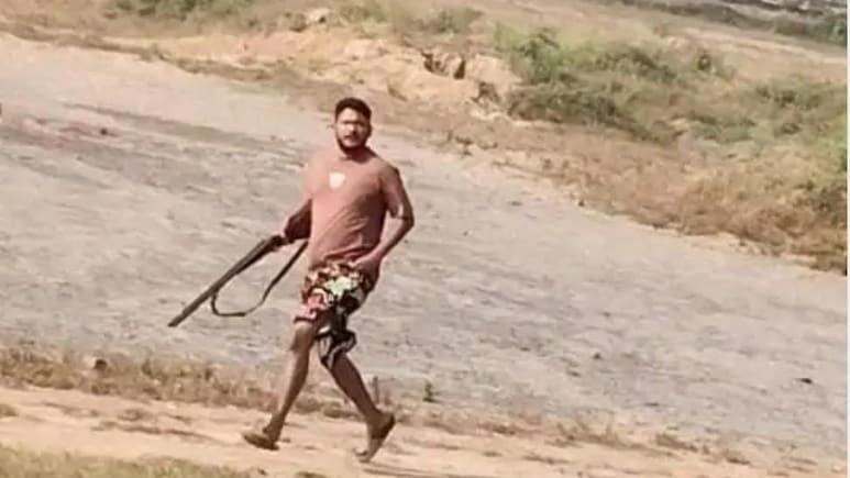 जमीन की मेड़ को लेकर हुआ ऐसा झगड़ा कि लहरा गई राइफलें...मुरादाबाद के गांव में तैनात पुलिस  जमीन की मेड़ को लेकर हुआ ऐसा झगड़ा कि लहरा गई राइफलें...मुरादाबाद के गांव में तैनात पुलिस