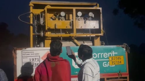 Rajasthan: हाईवे पर चलती CNG टैंकर से तेजी से निकलने लगी गैस, गंध फैलने के बाद पूरे इलाके में मचा हड़कंप