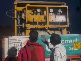 Rajasthan: हाईवे पर चलती CNG टैंकर से तेजी से निकलने लगी गैस, गंध फैलने के बाद पूरे इलाके में मचा हड़कंप Rajasthan: हाईवे पर चलती CNG टैंकर से तेजी से निकलने लगी गैस, गंध फैलने के बाद पूरे इलाके में मचा हड़कंप