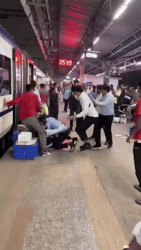 किसी ने जमाए घूंसे तो किसी ने जड़ा थप्पड़... निजामुद्दीन रेलवे स्टेशन पर IRCTC कर्मचारियों के बीच दे दनादन