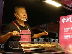 After Bankruptcy, Chinese Man Now Earns â¹25 Lakh A Day Selling Street Food