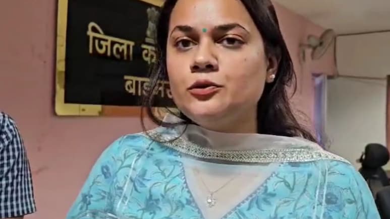 कलेक्टर टीना डाबी ने बांटे पीले चावल... खुद पहुंची लोगों के दरवाजे पर, दो दिवसीय महोत्सव में भाग लेने की अपील कलेक्टर टीना डाबी ने बांटे पीले चावल... खुद पहुंची लोगों के दरवाजे पर, दो दिवसीय महोत्सव में भाग लेने की अपील