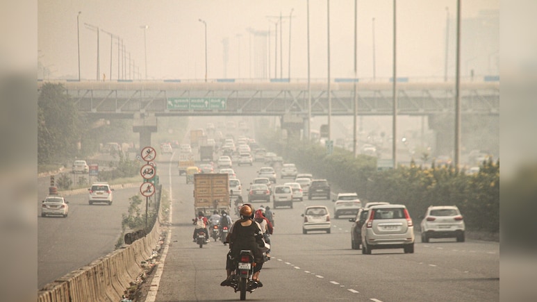 जहरीली हवा से बेबस दिल्ली, नोएडा और गुरुग्राम, AQI लेवल से बढ़ी टेंशन, राजधानी में बारिश का इंतजार जहरीली हवा से बेबस दिल्ली, नोएडा और गुरुग्राम, AQI लेवल से बढ़ी टेंशन, राजधानी में बारिश का इंतजार