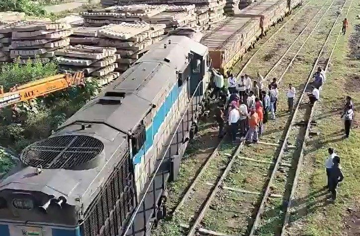 हापुड़ रेलवे स्टेशन पर बड़ा हादसा टला, ट्रैक से उतरा मालगाड़ी का इंजन