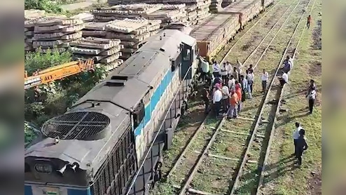 हापुड़ रेलवे स्टेशन पर बड़ा हादसा टला, ट्रैक से उतरा मालगाड़ी का इंजन