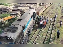 हापुड़ रेलवे स्टेशन पर बड़ा हादसा टला, ट्रैक से उतरा मालगाड़ी का इंजन हापुड़ रेलवे स्टेशन पर बड़ा हादसा टला, ट्रैक से उतरा मालगाड़ी का इंजन