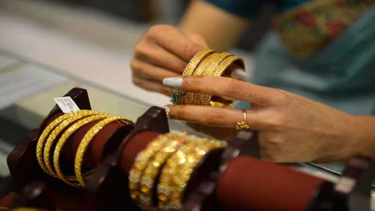 Gold-Silver Price: लगातार चौथे दिन फीका पड़ा गोल्ड, क्या 1 लाख से नीचे जाएगा सोना? Gold-Silver Price: लगातार चौथे दिन फीका पड़ा गोल्ड, क्या 1 लाख से नीचे जाएगा सोना?