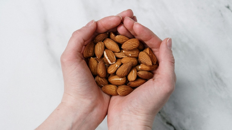 Diwali Aur Dry Fruits: बादाम खाने के फायदे और नुकसान, जानें असली है या नहीं और एक दिन में कितने खाएं? Diwali Aur Dry Fruits: बादाम खाने के फायदे और नुकसान, जानें असली है या नहीं और एक दिन में कितने खाएं?
