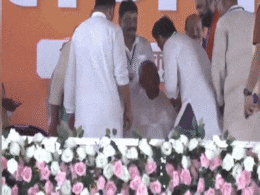 NDA के चुनावी मंच पर चिराग ने छुए CM नीतीश के पैर, मिला आशीर्वाद NDA के चुनावी मंच पर चिराग ने छुए CM नीतीश के पैर, मिला आशीर्वाद