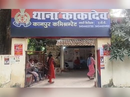 उत्तर प्रदेश: सिपाही कर रहा था छेड़खानी, लड़की ने पकड़ा सिपाही का कॉलर तो कांड हो गया  उत्तर प्रदेश: सिपाही कर रहा था छेड़खानी, लड़की ने पकड़ा सिपाही का कॉलर तो कांड हो गया