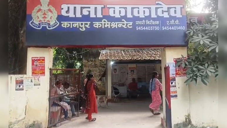 उत्तर प्रदेश: सिपाही कर रहा था छेड़खानी, लड़की ने पकड़ा सिपाही का कॉलर तो कांड हो गया  उत्तर प्रदेश: सिपाही कर रहा था छेड़खानी, लड़की ने पकड़ा सिपाही का कॉलर तो कांड हो गया