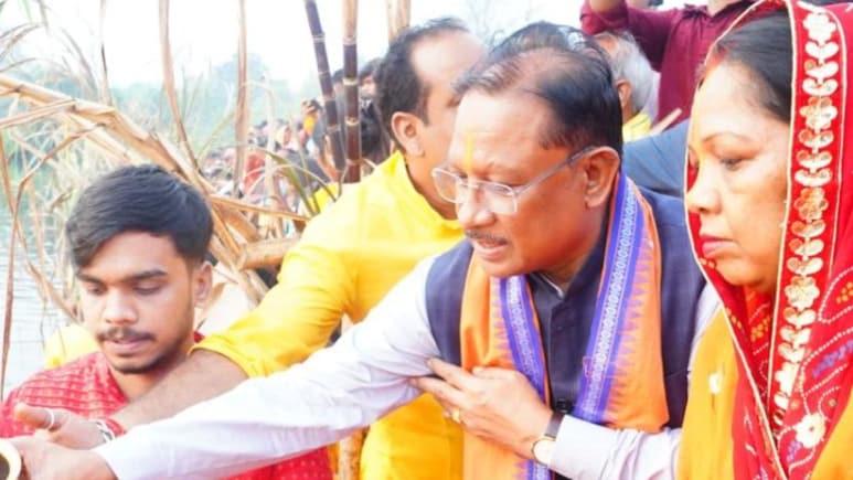 Chhath Puja 2025: महापर्व छठ संपन्न, CM साय ने पत्नी के साथ कुनकुरी घाट पर उगते सूर्य को दिया अर्घ्य, देखें तस्वीरें Chhath Puja 2025: महापर्व छठ संपन्न, CM साय ने पत्नी के साथ कुनकुरी घाट पर उगते सूर्य को दिया अर्घ्य, देखें तस्वीरें
