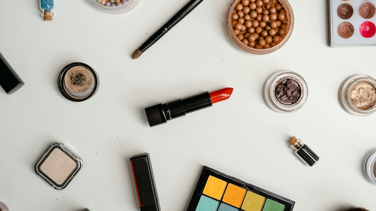 How To Make Minimal Outfits Look Glamorous With Makeup Alone: Top Tips