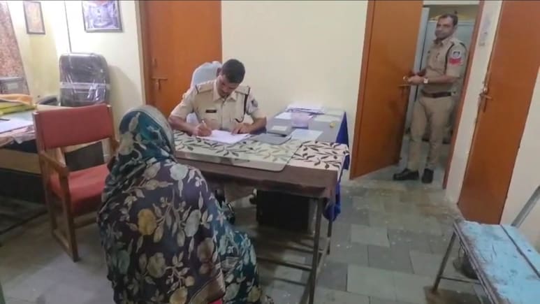 इश्कबाजी! बाप ने बेटी के लिए ढूंढा दामाद, उधर समधन से कर लीं आंखें चार; सगाई से पहले समधी-समधन फरार इश्कबाजी! बाप ने बेटी के लिए ढूंढा दामाद, उधर समधन से कर लीं आंखें चार; सगाई से पहले समधी-समधन फरार