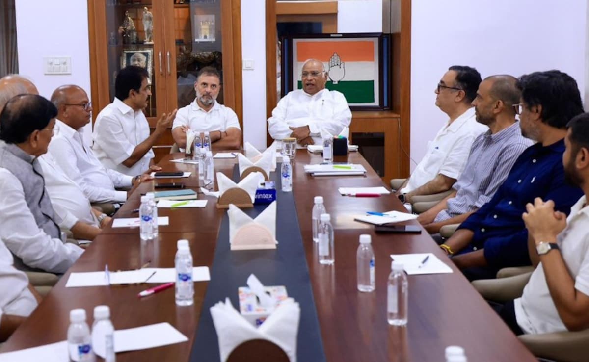 बिहार में नतीजे से पहले कांग्रेस को बड़ा झटका, पूर्व प्रदेश अध्यक्ष शकील अहमद ने दिया इस्तीफा