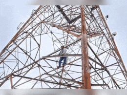 बीड में 'शोले स्टाइल' प्रदर्शन, BSNL टॉवर पर चढ़े प्रदर्शनकारी, महिला डॉक्टर की आत्महत्या पर मचा बवाल बीड में 'शोले स्टाइल' प्रदर्शन, BSNL टॉवर पर चढ़े प्रदर्शनकारी, महिला डॉक्टर की आत्महत्या पर मचा बवाल