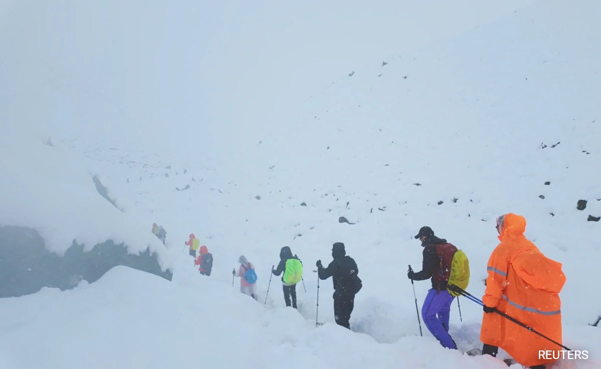 1 Killed, 200 Stranded After Blizzard In Tibetan Slopes Of Mount Everest