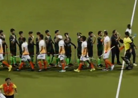 IND vs PAK Sultan of Johor Cup: नो हैंडशेक विवाद के बीच दिखा गजब का नजारा, भारत-पाक खिलाड़ियों ने किया 'हाई-फाइव'