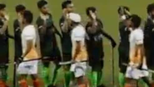 'नो हैंडशेक' विवाद के बीच भारत-पाक हॉकी मैच में दिखा गजब नजारा, पहले किया 'हाई-फाइव', फिर मिलाया हाथ
