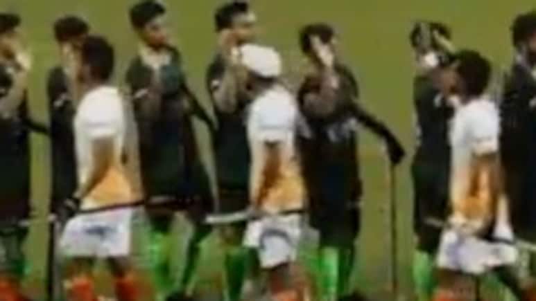 'नो हैंडशेक' विवाद के बीच भारत-पाक हॉकी मैच में दिखा गजब नजारा, पहले किया 'हाई-फाइव', फिर मिलाया हाथ 'नो हैंडशेक' विवाद के बीच भारत-पाक हॉकी मैच में दिखा गजब नजारा, पहले किया 'हाई-फाइव', फिर मिलाया हाथ