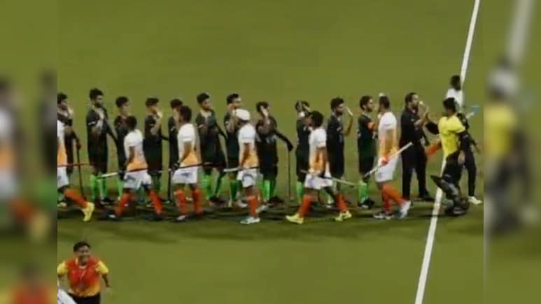 IND vs PAK Sultan of Johor Cup: नो हैंडशेक विवाद के बीच दिखा गजब का नजारा, भारत-पाक खिलाड़ियों ने किया 'हाई-फाइव' IND vs PAK Sultan of Johor Cup: नो हैंडशेक विवाद के बीच दिखा गजब का नजारा, भारत-पाक खिलाड़ियों ने किया 'हाई-फाइव'
