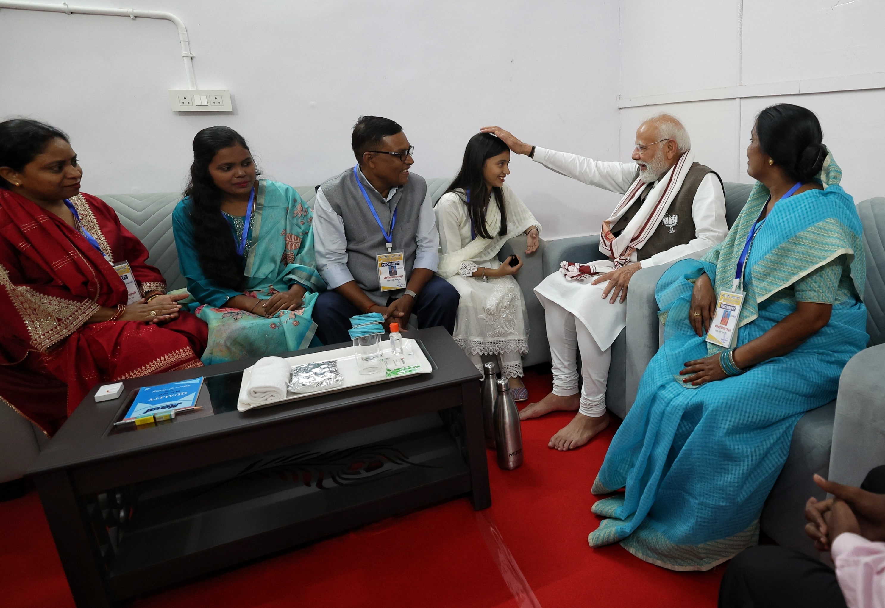 पीएम मोदी ने कर्पूरी ठाकुर के परिजनों से मुलाकात भी की, बच्चों को आशीर्वाद भी दिया. पीएम मोदी ने कर्पूरी ठाकुर के परिजनों से मुलाकात भी की, बच्चों को आशीर्वाद भी दिया.