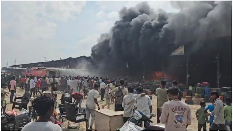 Bhatapara Fire: बलौदा बाजार के भाटापारा की नई सब्जी मंडी में भीषण आग, दूर तक दिखा काले धुएं का गुबार, 50 लाख का सामान जलकर राख Bhatapara Fire: बलौदा बाजार के भाटापारा की नई सब्जी मंडी में भीषण आग, दूर तक दिखा काले धुएं का गुबार, 50 लाख का सामान जलकर राख