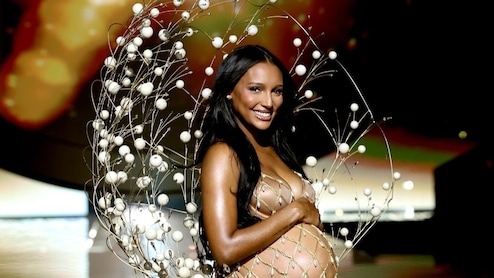 Victoria Secret Fashion Show 2025: नौ महीने की प्रेग्नेंट सुपरमॉडल ने की रैम्प वॉक, वीडियो हो रहा वायरल