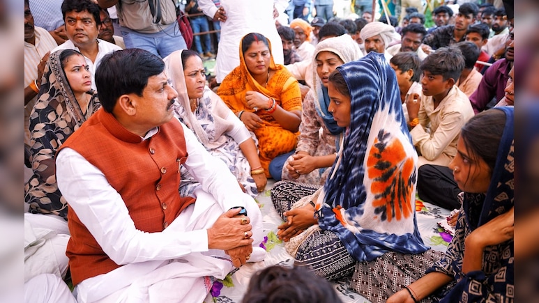 खंडवा और उज्जैन पहुंचे CM मोहन यादव, शोकाकुल परिजनों को दी सांत्वना; 14 लोगों की मौत से गांवों में पसरा मातम