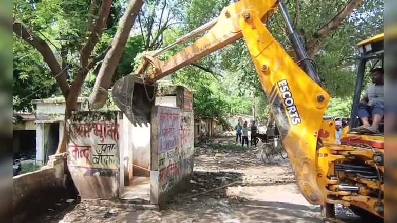 पेंच टाइगर रिज़र्व के पास बड़े रिसॉर्ट्स पर चला प्रशासन का बुलडोज़र, अवैध अतिक्रमण की शिकायत के बाद हुई कार्रवाई 