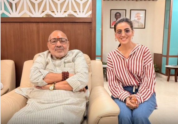 बिहार में हर पल सियासी ट्विस्ट, गिरिराज सिंह से क्यों मिली भोजपुरी एक्ट्रेस अक्षरा?