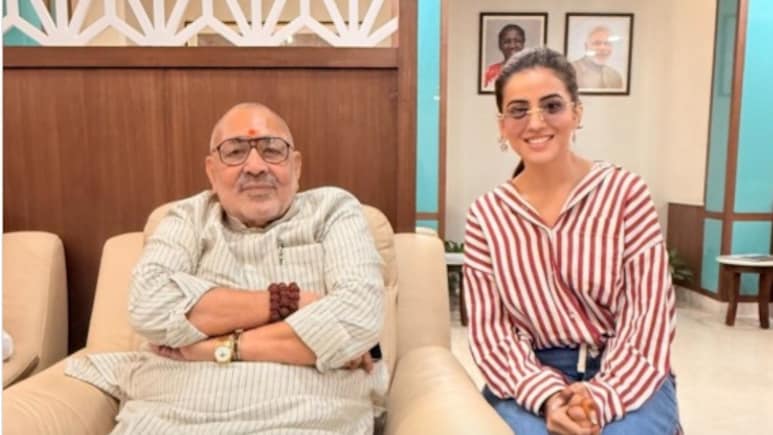 बिहार में हर पल सियासी ट्विस्ट, गिरिराज सिंह से क्यों मिलीं भोजपुरी एक्ट्रेस अक्षरा?